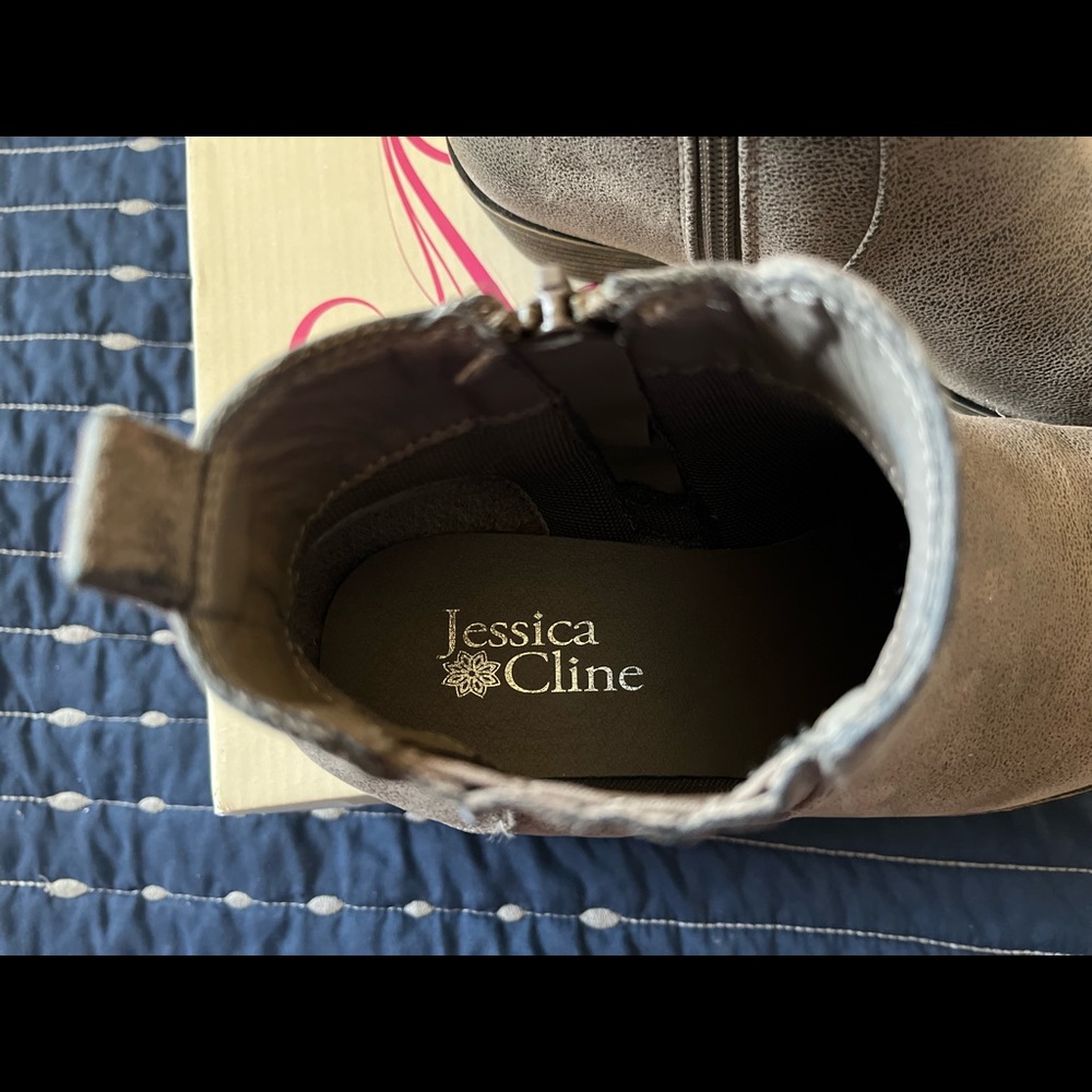 Girls ankle boot size 3, wore for pictures almost new!